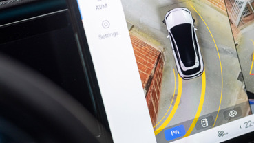 Navigationsskærm viser parkeringskamera og -sensor