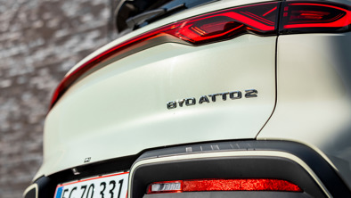 BYD ATTO 2 logo på bilen 