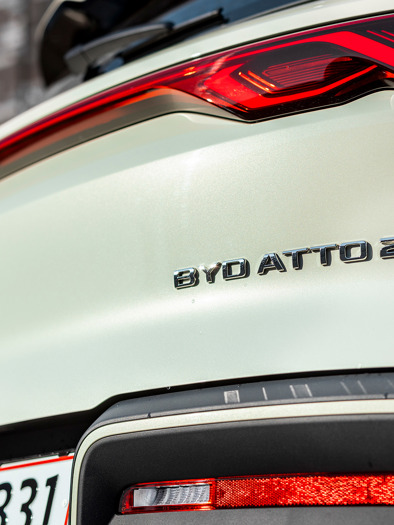 BYD ATTO 2 logo på bilen