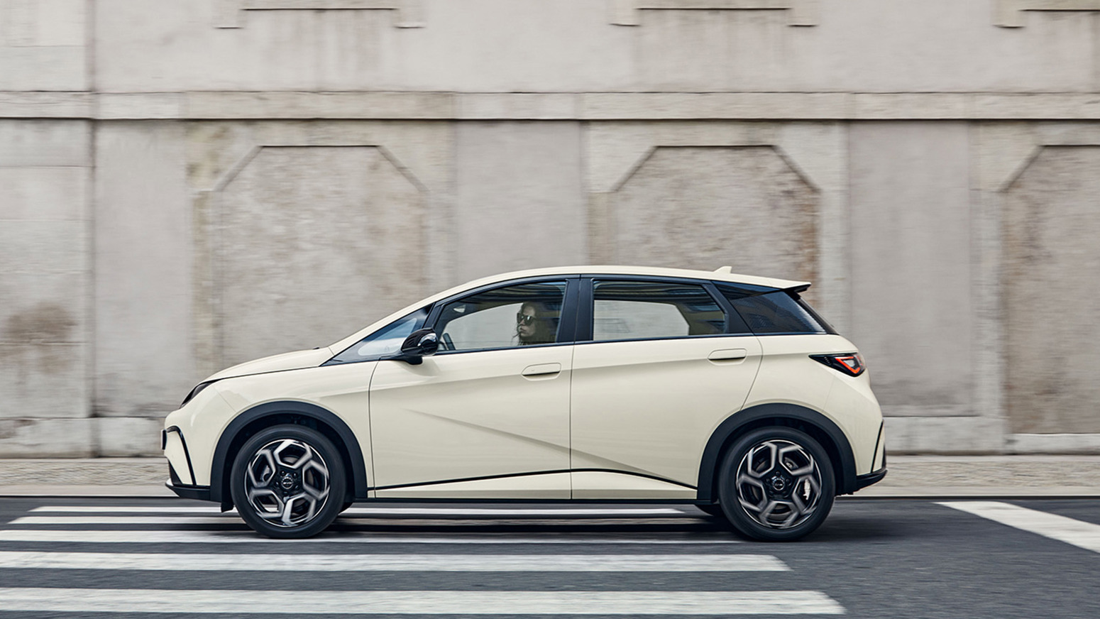 BYD DOLPHIN kører i by set fra siden