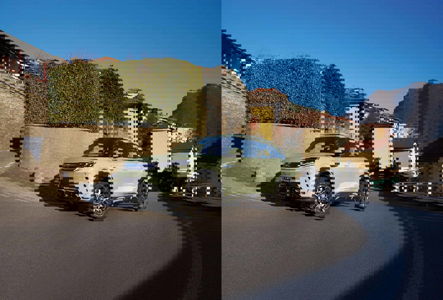 Billedet viser et pariserhjul og nærliggende bygninger mod en klar blå himmel.