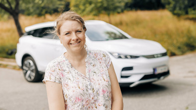 Kvinde står foran BYD TANG