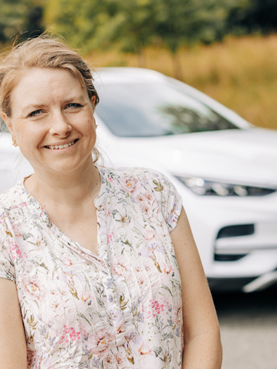 Kvinde står foran BYD TANG