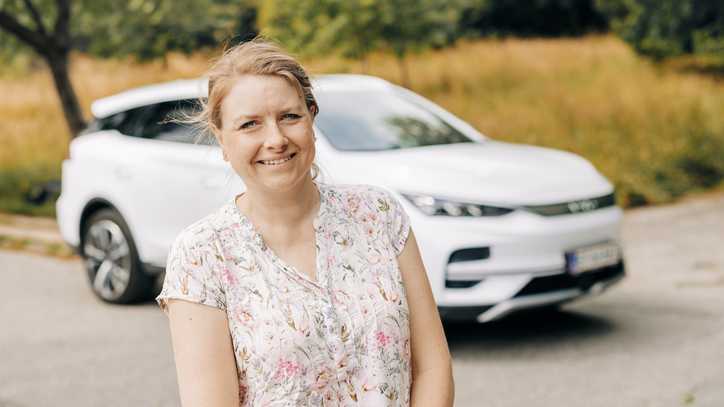Kvinde står foran BYD TANG