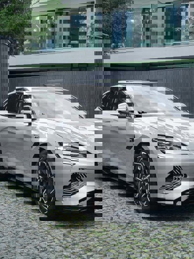 BYD SEAL parkeret i indkørsel