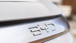 BYD logo på forenden af bil