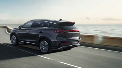 BYD TANG kører på bro