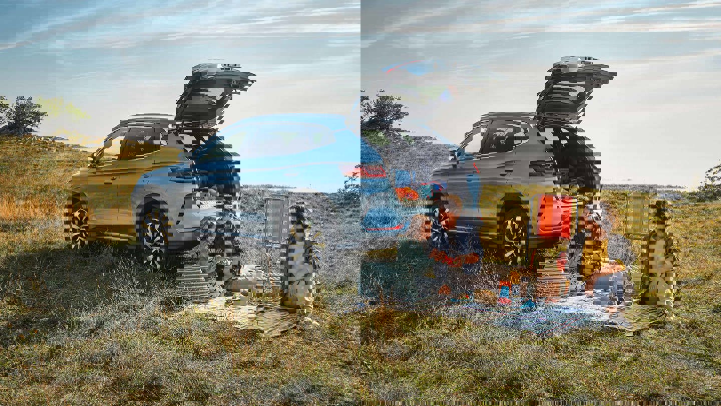 Familie holder Picnic foran deres BYD