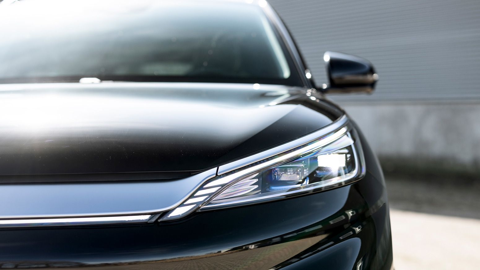 BYD ATTO 3 forlygte set tæt på