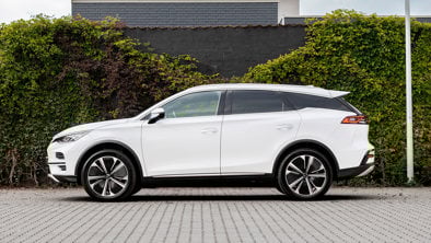 Hvid BYD TANG parkeret med siden til