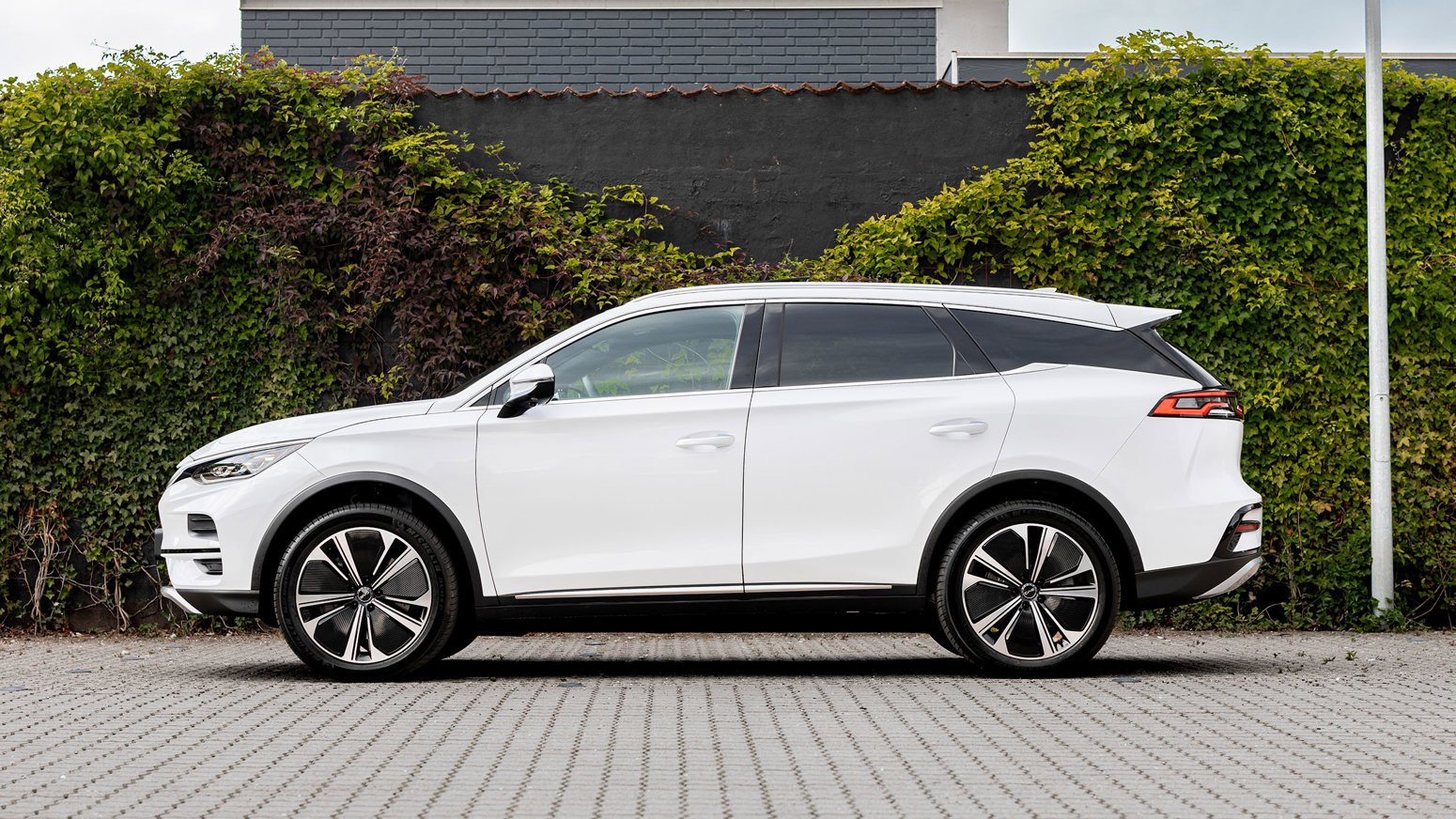 Hvid BYD TANG parkeret med siden til